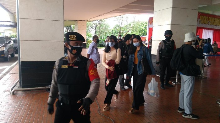 Potret Sejumlah Keluarga Korban Sriwijaya Air SJ182 di Bandara Soetta