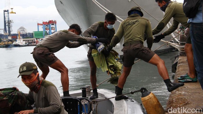Serpihan pesawat Sriwijaya Air SJ182 tiba di pelabuhan JICT 2 Tanjung Priok, Jakarta Utara, Minggu (10/1). Begini proses pemindahan serpihan ke daratan.