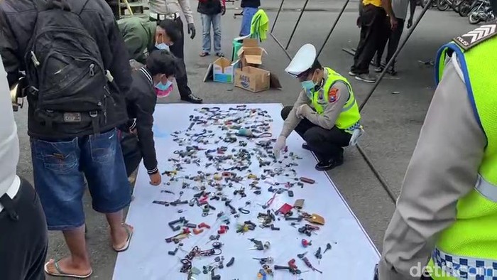Ratusan motor disita Polres Malang dalam razia balap liar di Stadion Kanjuruhan, Kepanjen, Kabupaten Malang. Dari 574 motor yang disita, baru 120 motor yang diambil pemiliknya.