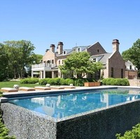 Rumah seluas itu tentu saja memiliki taman dan kolam renang serta garasi dengan kapasitas tiga mobil. Terdapat pula ruang rekreasi, ruang khusus bermain dan area parkir luas. Foto: Realtor/ Kure Creative for Gibson Sotheby’s International Realty