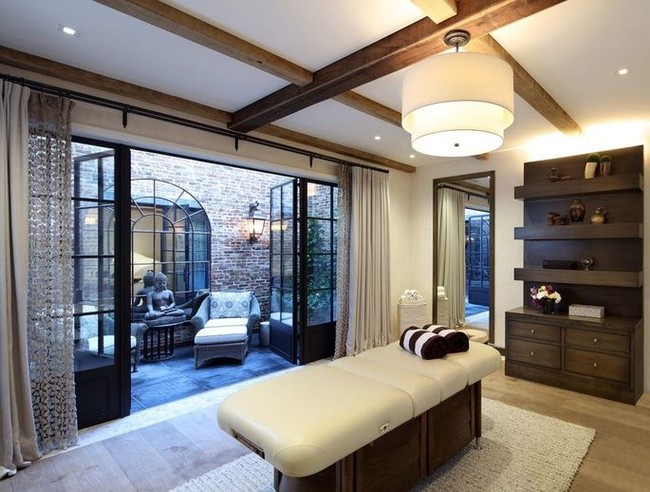 Seperti dilansir Realtor, rumah dilengkapi dengan ruangan khusus wine, gym, rumah tamu dan dua dapur. Menariknya lagi, rumah ini juga memiliki ruangan spa yang dilengkapi dengan meja pijat, sauna dan area meditasi. Foto: Realtor/ Kure Creative for Gibson Sotheby’s International Realty