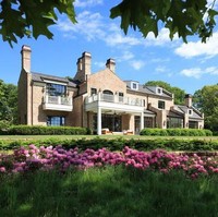 Setelah dipasarkan selama satu tahun, rumah di kawasan Brookline tersebut laku dengan harga fantastis, sebesar USD 33 juta atau sekitar Rp 466 miliar lebih. Foto: Realtor/ Kure Creative for Gibson Sotheby’s International Realty