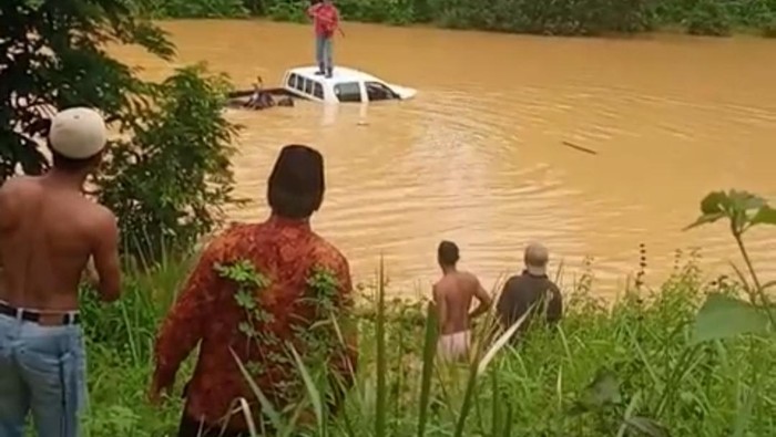 Sebuah Mobil Berisi Warga Terseret Arus di Jambi
