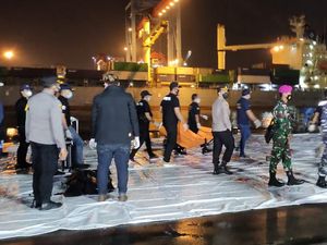 Bagian Tubuh-1 Properti Diduga Milik Korban Sriwijaya Air Dibawa ke RS Polri