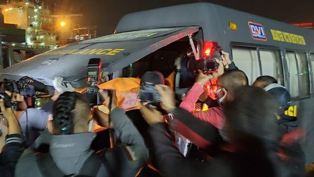 Sejumlah Barang Temuan Jatuhnya Sriwijaya Air SJ182 Dibawa Ambulans Menuju RS Polri