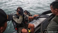 Sementara itu pencarian terus dilakukan di dalam laut.
