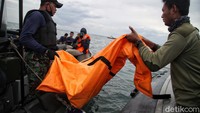 Petugas juga menemukan potongan tubuh korban.
