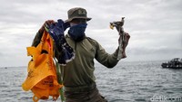 Selain itu ditemukan juga sebuah rompi pelampung.