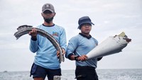 Tim penyelam Taifib TNI AL menunjukan serpihan pesawat Sriwijaya Air SJ182 yang berhasil ditemukan.