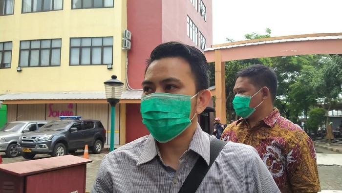 Cris Mamahit, keluarga Co-Pilot pesawat Sriwijaya SJ 182 Diego Mamahit tiba di RS Polri Kramat Jati.