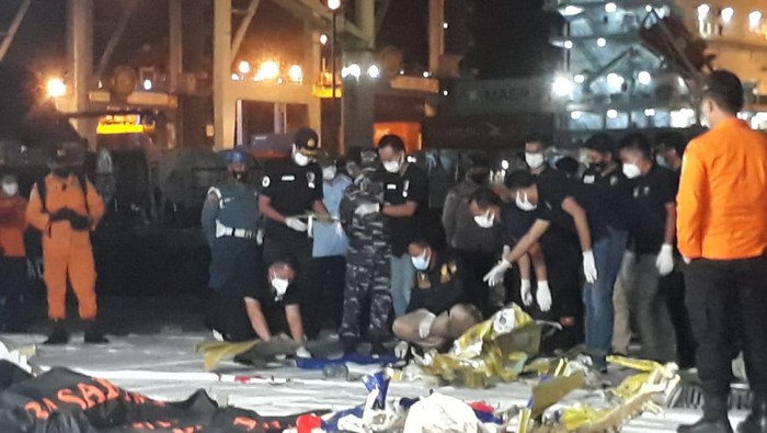Tim penyelam TNI AL mengevakuasi 15 serpihan dan 5 pakaian diduga milik penumpang Sriwijaya Air SJ182.