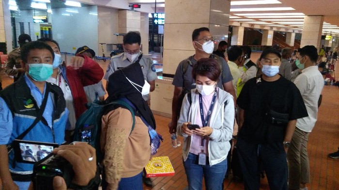 Keluarga penumpang dan crew pesawat Sriwijaya Air SJ182 bersiap menuju RS Polri Kramat Jati.