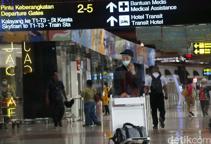 Jatuhnya pesawat Sriwijaya Air SJ182, tidak mengurungkan warga untuk memakai jasa penerbangan. Terminal 2 Bandara Soekarno-Hatta, terlihat tetap ramai.