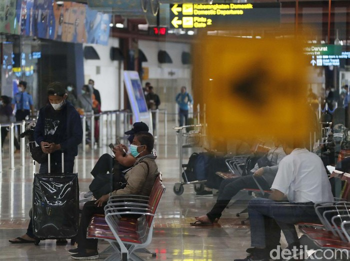 Jatuhnya pesawat Sriwijaya Air SJ182, tidak mengurungkan warga untuk memakai jasa penerbangan. Terminal 2 Bandara Soekarno-Hatta, terlihat tetap ramai.
