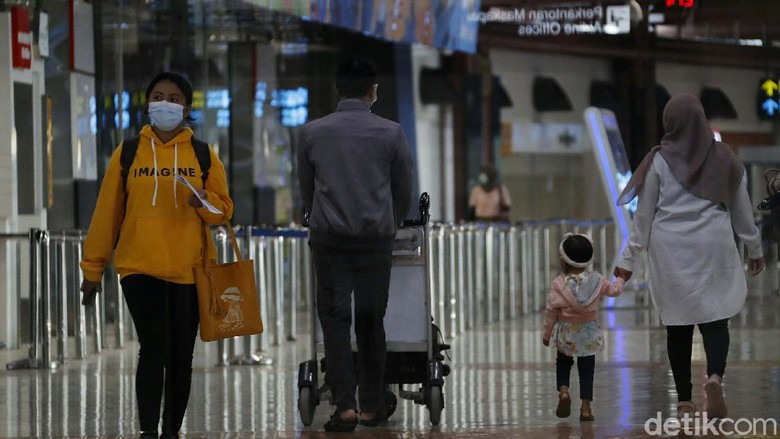 Sriwijaya Air SJ182 Jatuh, Pengguna Jasa Penerbangan Tetap Ramai Jatuhnya pesawat Sriwijaya Air SJ182, tidak mengurungkan warga untuk memakai jasa penerbangan. Terminal 2 Bandara Soekarno-Hatta, terlihat tetap ramai.