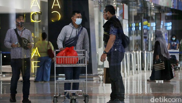Sriwijaya Air SJ182 Jatuh, Pengguna Jasa Penerbangan Tetap Ramai Jatuhnya pesawat Sriwijaya Air SJ182, tidak mengurungkan warga untuk memakai jasa penerbangan. Terminal 2 Bandara Soekarno-Hatta, terlihat tetap ramai.