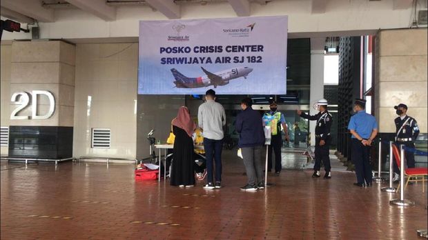 Riski Kurniawan mendatangi Posko Crisis Center Sriwijaya Air SJ182 di Bandara Soetta.