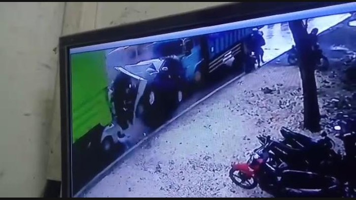 Tangkapan rekaman CCTV truk seruduk mobil-pikap di Lingkar Kudus, Minggu (10/1/2021)