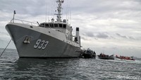 Tim penyelam TNI AL juga mengaku telah melihat bagian pesawat yang  besar di dalam laut. 