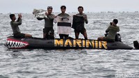 Petugas menunjukan kaos milik korban jatuhnya Sriwijaya Air SJ182 yang berhasil diangkat.