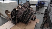 Turbin berhasil diangkat dari laut dengan crane milik KRI Cucut-866.