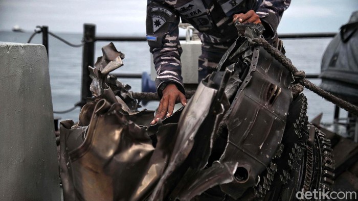 Turbin pesawat Sriwijaya Air SJ182 berhasil ditemukan. Potongan mesin pesawat jenis Boeing 737-500 tersebut diangkat dengan crane milik KRI Cucut-866.