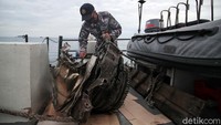 Dipantau dari situs FlightRadar24, pesawat itu kehilangan ketinggian 10 ribu kaki dalam 1 menit. Pesawat Sriwijaya Air sempat mencapai ketinggian 10.900 kaki. Mendadak, ketinggian berubah menjadi 8.950 kaki, turun ke 5.400 kaki, hingga terakhir terpantau di 250 kaki. Setelah itu, pesawat hilang kontak. Pradita Utama