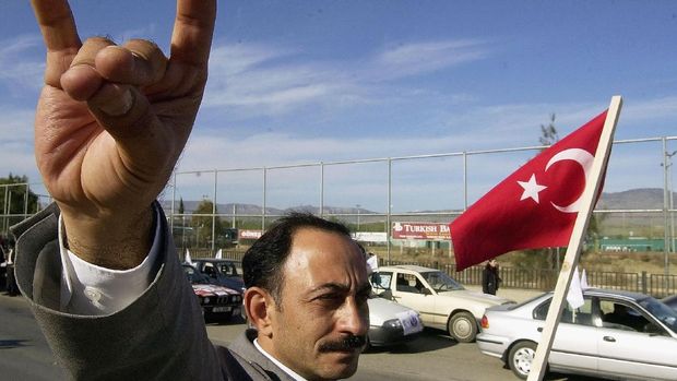 Turki NICOSIA, CYPRUS - DECEMBER 13: Supporters of the nationalist Rightist Party make the sign of the Gray Wolves December 13, 2003 in Nicosia, Cyprus. Turkish Cypriots will go to the polls December 14 for crucial parliamentary elections in which they will be asked to choose between parties that supporting hardline action or U.M. backed negotiations. (Photo by Milos Bicanksi/Getty Images)
