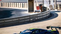 Setelah istirahat dua jam, 12 Hours Gulf dimulai kembali untuk paruh kedua balapan. Rossi, Marini dan Salucci kembali merebut satu posisi di depannya, sehingga pada akhirnya finis di posisi keempat. Di kelas GT3 Pro-Am, Rossi dkk menempati posisi ketiga. Foto: Instagram @valeyellow46