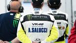 Gaya Valentino Rossi saat Balapan Pakai Mobil Ferrari