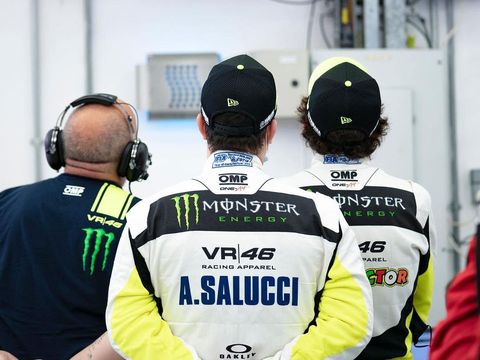 Valentino Rossi balapan pakai mobil