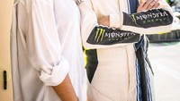 Meski terpaut umur hingga 13  tahun, keduanya tak canggung menjalin hubungan. Foto: Instagram @valeyellow46