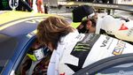 Gaya Valentino Rossi saat Balapan Pakai Mobil Ferrari