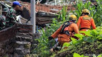 Pencarian korban dibagi ke dalam tiga sektor wilayah. Pencarian pun akan menggunakan dua metode, yakni dengan menggunakan alat berat dan manual.