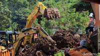 Pantauan detikcom, saat ini petugas gabungan masih berupaya memindahkan material longsor untuk mencari korban.