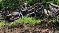Petugas pun menyeterilkan area di sekitar longsor dalam radius kurang lebih 200 meter. Awak media pun tak diperkenankan mendekat karena masih ada potensi pergerakan tanah susulan.