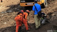 Pencarian 27 korban longsor di Kampung Bojongkondang, Desa Cihanjuang, Cimanggung, Kabupaten Sumedang dilanjutkan hari ini, Senin (11/1/2021).