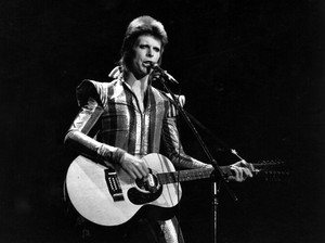 Chord Gitar Lagu Barat Lawas (David Bowie, Eagles, Donna Summer)