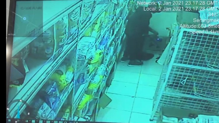 Aksi perampokan minimarket di Bandung terekam CCTV