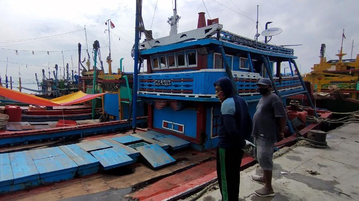 Aktivitas nelayan cantrang di TPI 2 Tasikagung Rembang