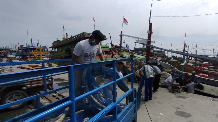 Aktivitas nelayan cantrang di TPI 2 Tasikagung Rembang