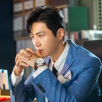 Nama Kim Seon Ho meroket setelah jadi second male lead dalam drakor Start-Up. Karakternya sebagai Han Ji Pyeong bikin penonton iba dan terharu sekaligus gemas dengan ketampanan pria berlesung pipi ini. Pada 2020, Kim Seon Ho menyabet sejumlah penghargaan seperti Best Emotive Award dari Asia Artist Awards ke-5. Foto: dok. tvN