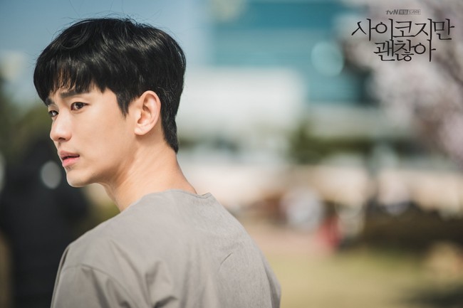 Kim Soo Hyun dikenal memiliki bayaran termahal di Korea Selatan hingga Rp 2,4 miliar per episode. Pada 2020, ia berperan sebagai Moon Gang Tae dalam drakor It’s Okay Not to Be Okay. Aktingnya tak perlu diragukan, Kim Soo Hyun raih penghargaan Daesang dalam APAN Star Awards ke-7.  Foto: dok. tvN