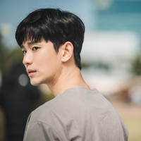 Kim Soo Hyun dikenal memiliki bayaran termahal di Korea Selatan hingga Rp 2,4 miliar per episode. Pada 2020, ia berperan sebagai Moon Gang Tae dalam drakor It’s Okay Not to Be Okay. Aktingnya tak perlu diragukan, Kim Soo Hyun raih penghargaan Daesang dalam APAN Star Awards ke-7.  Foto: dok. tvN