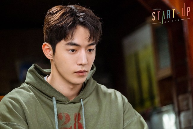 Karakter Nam Do San bikin penonton greget sampai akhir episode drama Korea Start-Up. Dalam drakor Start Up, Nam Joo Hyuk  yang memerankan Nam Do San mengalami jatuh bangun bersama Bae Suzy (karakter Seo Dal Mi) saat merintis bisnis. Di tahun 2020, Nam Joo Hyuk juga membintangi drakor The School Nurse Files dan film Josée. Foto: dok. tvN