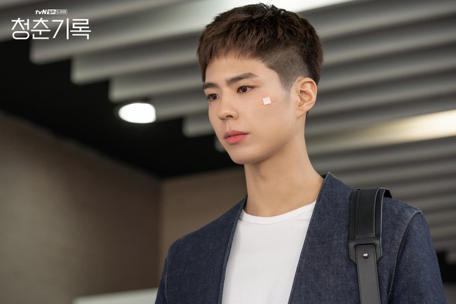 Park Bo Gum punya paras menawan dan tinggi semampai hingga 182 cm. Tak heran di tahun 2020, ia berakting sebagai model dalam drakor Record of Youth. Park Bo Gum sukses memerankan Sa Hye Jun yang terlahir dari keluarga sederhana dan mengalami jatuh bangun. Foto: dok. tvN