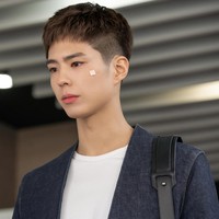 Park Bo Gum punya paras menawan dan tinggi semampai hingga 182 cm. Tak heran di tahun 2020, ia berakting sebagai model dalam drakor Record of Youth. Park Bo Gum sukses memerankan Sa Hye Jun yang terlahir dari keluarga sederhana dan mengalami jatuh bangun. Foto: dok. tvN