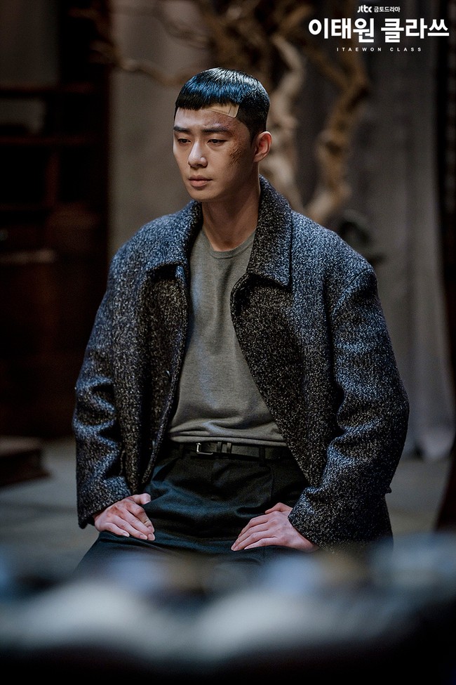 Tahun 2020 dibuka dengan drakor Itaewon Class yang tayang pada Januari. Akting Park Seo Jun sebagai Park Sae Ro Yi berhasil mengaduk perasaan penonton. Ia ingin membalas dendam pada pria yang bertanggung jawab atas kematian ayahnya. Foto: dok. tvN