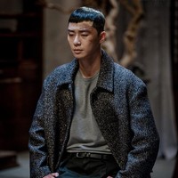 Tahun 2020 dibuka dengan drakor Itaewon Class yang tayang pada Januari. Akting Park Seo Jun sebagai Park Sae Ro Yi berhasil mengaduk perasaan penonton. Ia ingin membalas dendam pada pria yang bertanggung jawab atas kematian ayahnya. Foto: dok. tvN