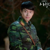 Siapa yang tidak ‘meleleh’ dengan akting Hyun Bin sebagai Kapten Ri? Ia mempertaruhkan nyawanya untuk Son Ye Jin (karakter Yoon Se Ri) dalam drakor Crash Landing on You. Alhasil, Hyun Bin memenangkan penghargaan Most Popular Actor dari Baeksang Arts Awards ke-56. Foto: dok. tvN